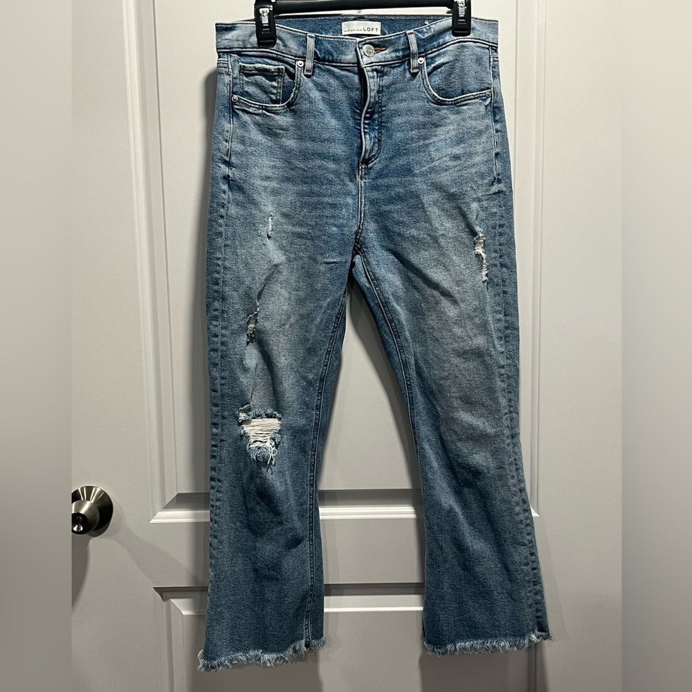 LOFT Lighter Blue Distressed cropped / ankle Jeans w/ raw hem. Fit like an 8.☀️😎